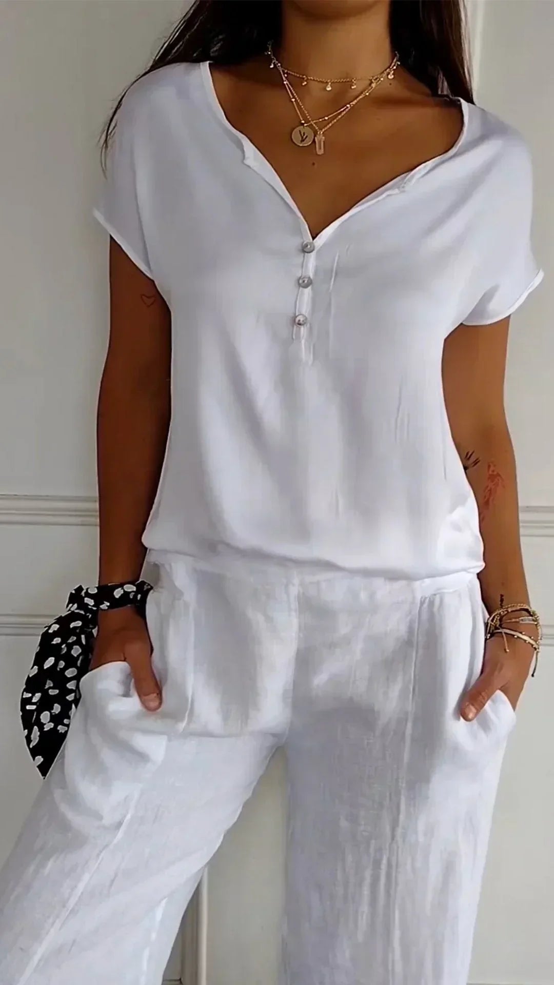 Drune | Satin Top mit V-Ausschnitt und Knopfverschluss