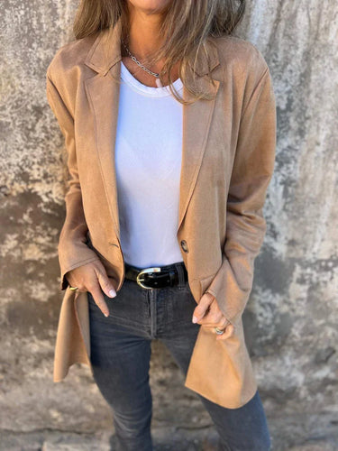 Drune | Wildleder Blazer für Damen - taillierte camel-farbene Jacke mit Knöpfen und Taschen