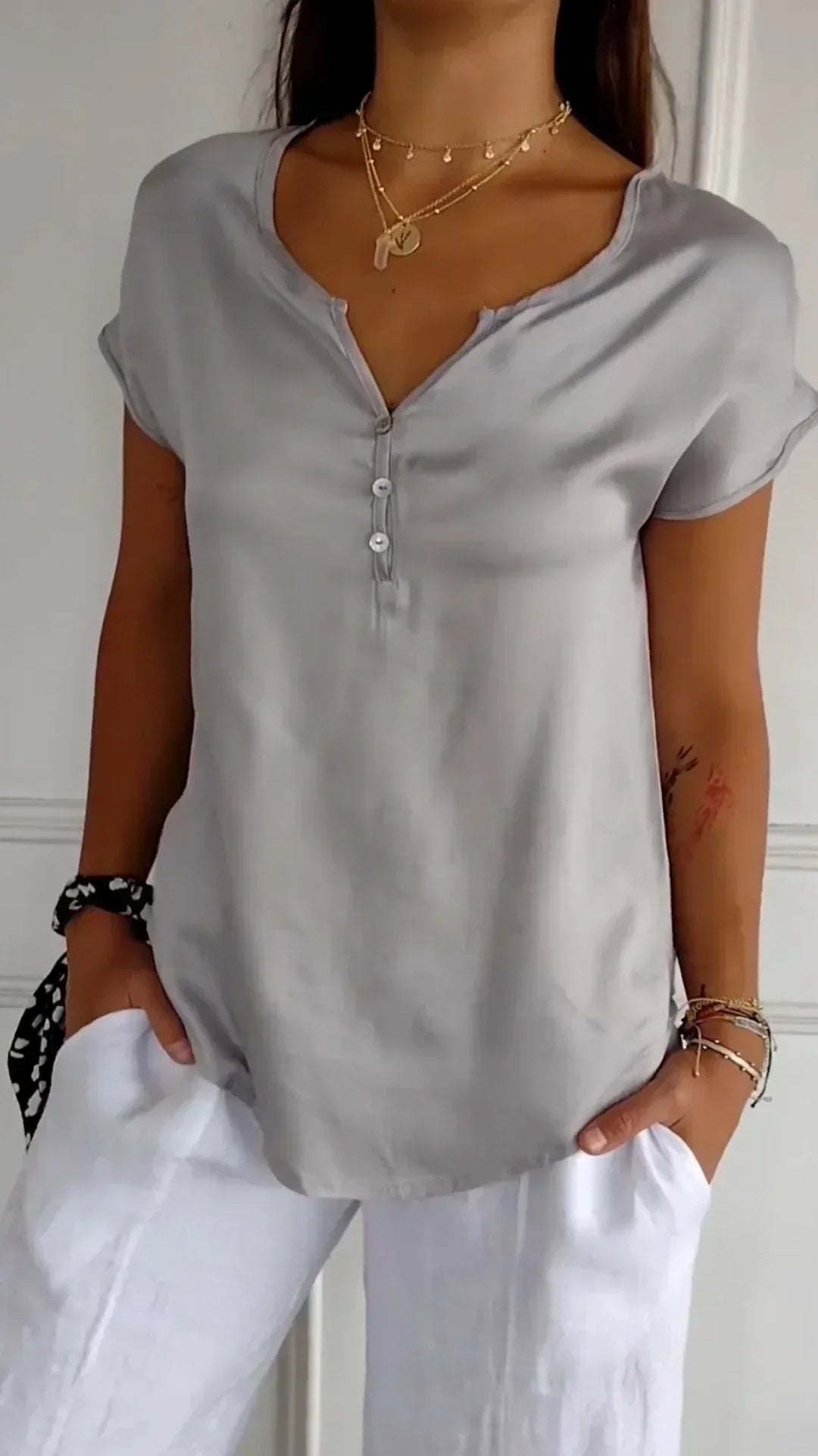 Drune | Satin Top mit V-Ausschnitt und Knopfverschluss