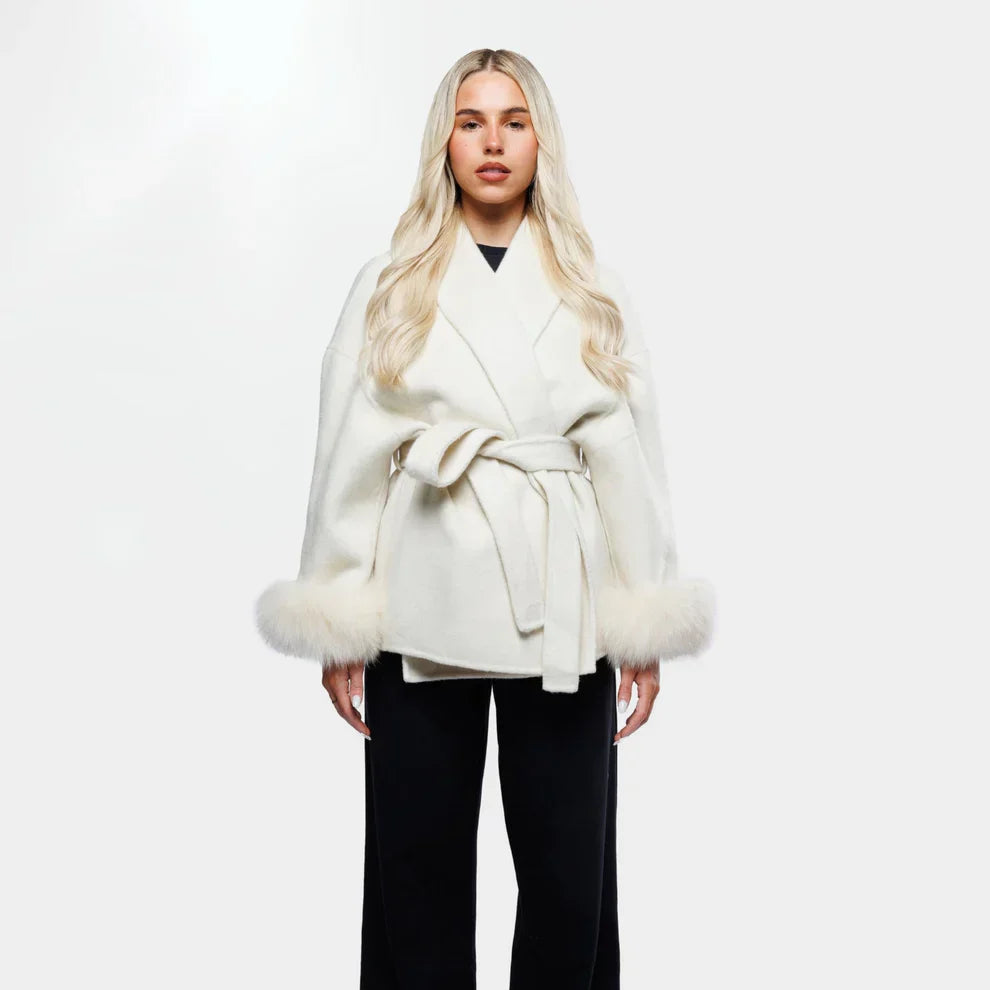 Drune | Wolljacke mit Gürtel und Fake Fur Manschetten