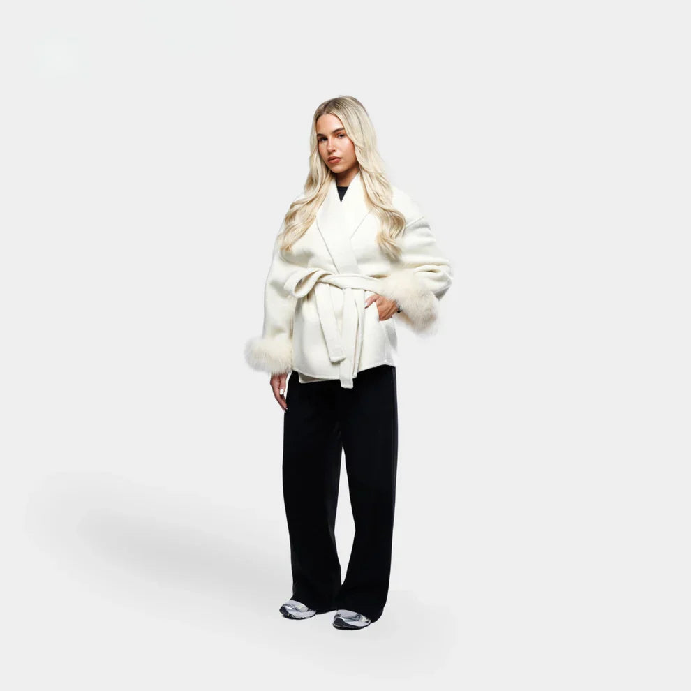 Drune | Wolljacke mit Gürtel und Fake Fur Manschetten