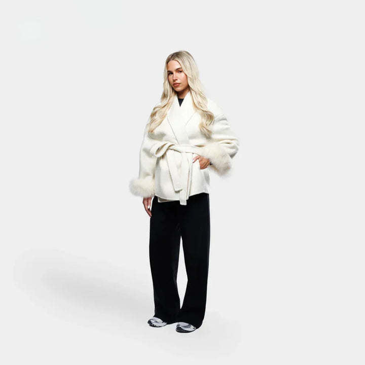 Drune | Wolljacke mit Gürtel und Fake Fur Manschetten
