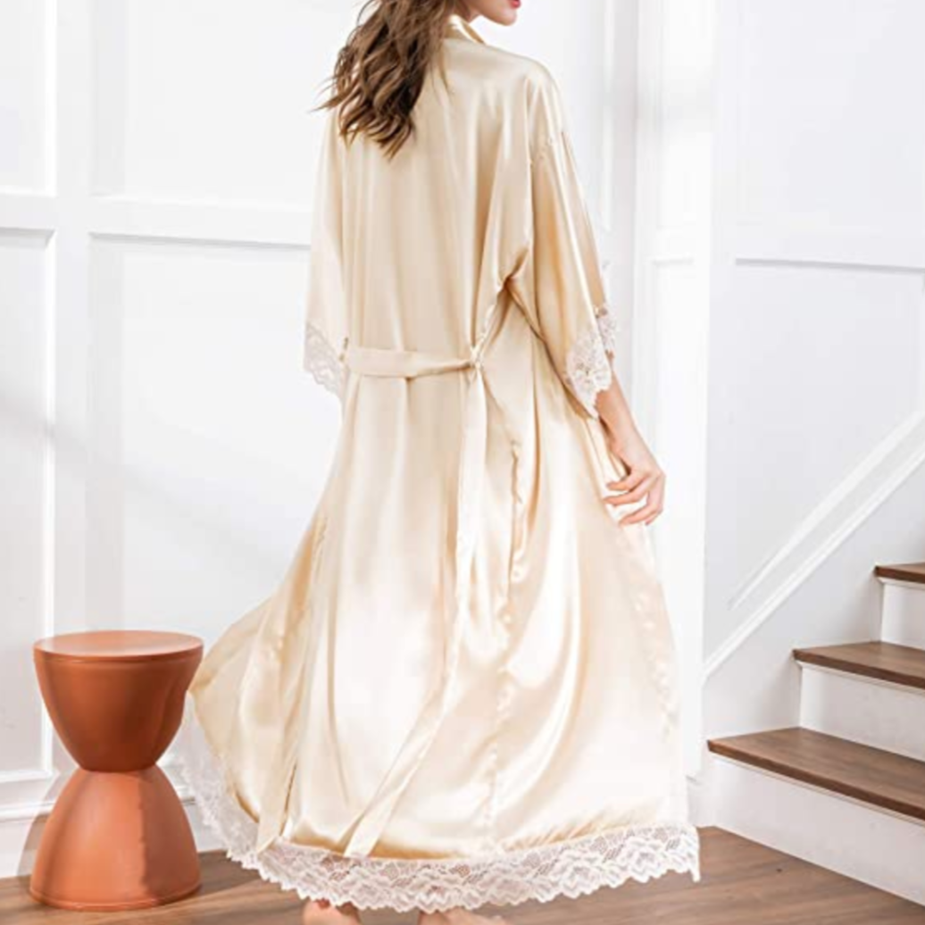 Drune | Lange Bademantel aus Satin mit Spitzen Details