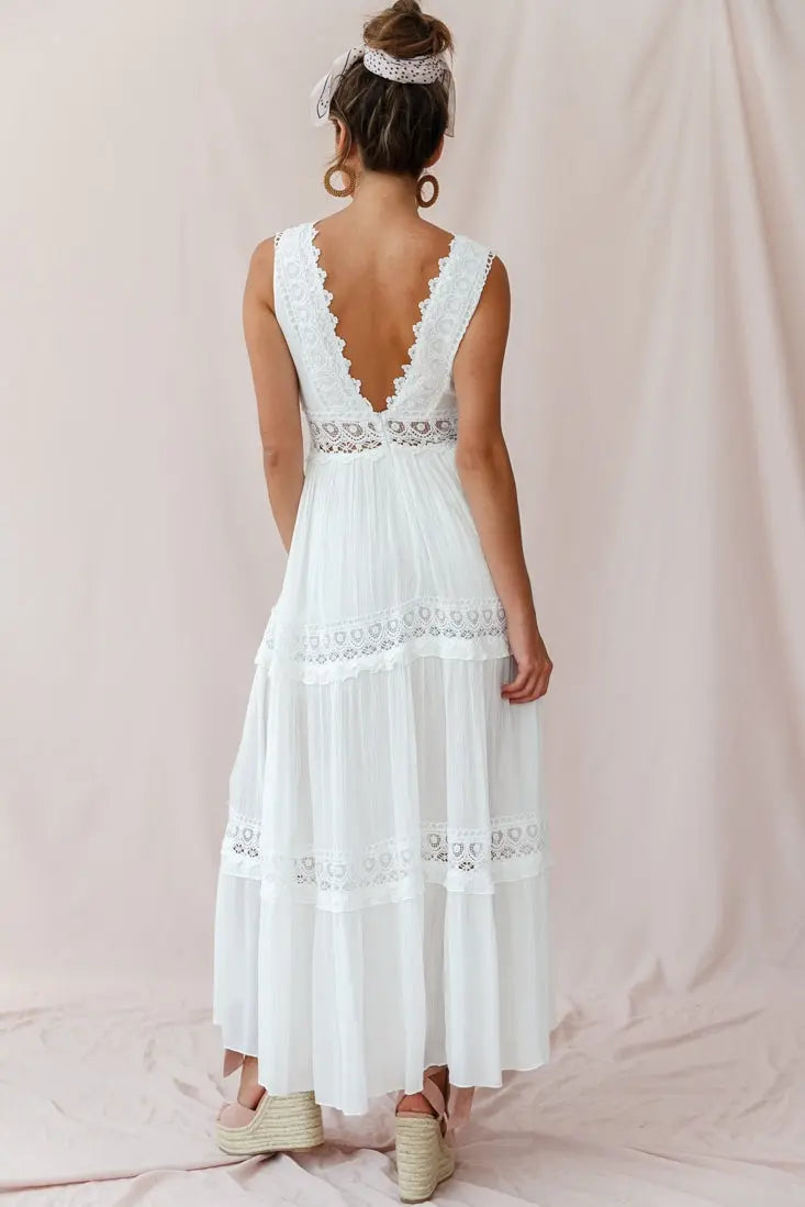Drune | Weißes Boho Maxikleid Mit Häkeleinsätzen & Tiefem V-Ausschnitt