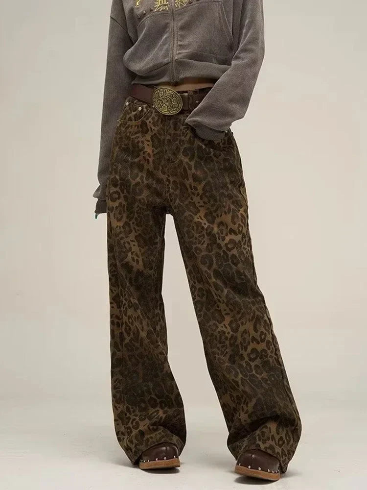 Frau trägt Jeans mit Leopardenmuster, die ihrem Outfit eine mutige und stilvolle Note verleihen.