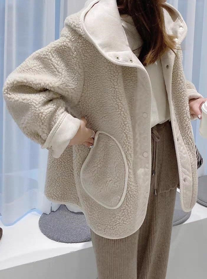 Drune | klassisch übergroße Jacke aus Kunstschafsfell mit Kapuze