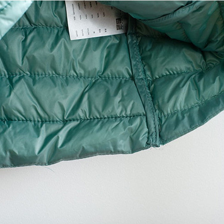 Drune | Elegance Essential" kragenlose kompakte Daunenjacke