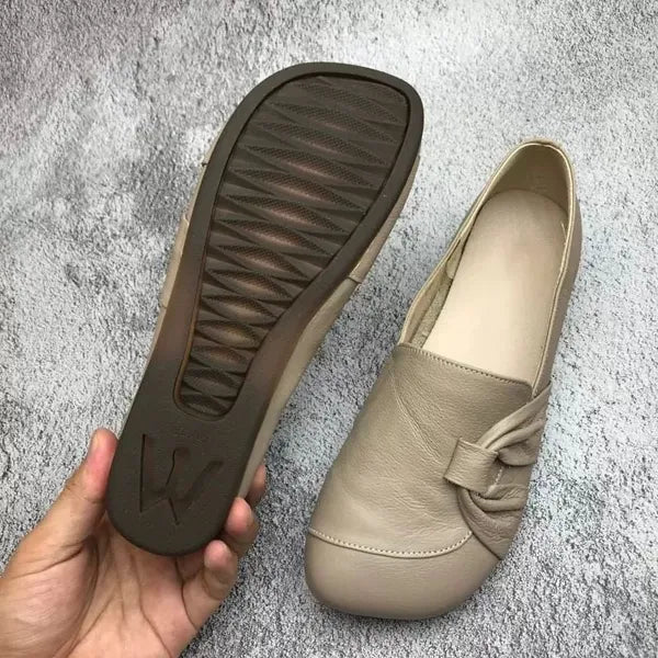 Drune | Klassische Leder Slipper mit Knopfdetails für Frauen