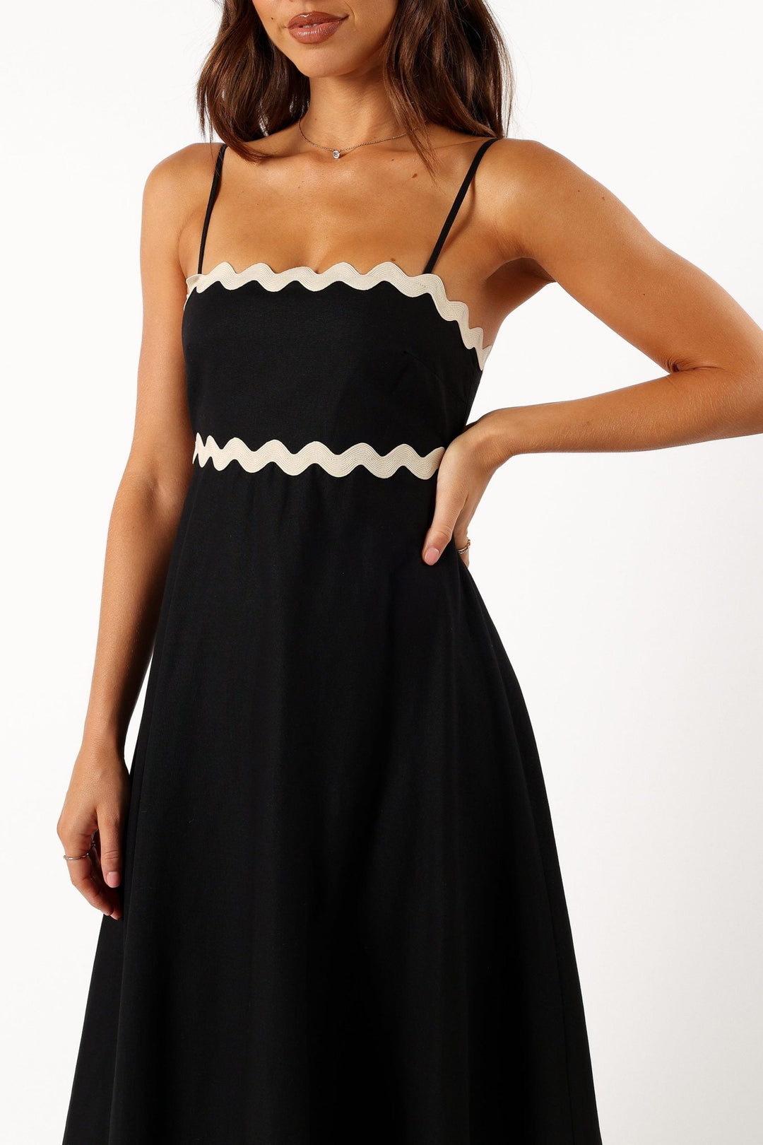 Schwarzes und weißes langes Kleid