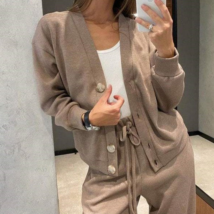 Drune | Zweiteilig: Strickjacke mit Knopfleiste und passender Hose