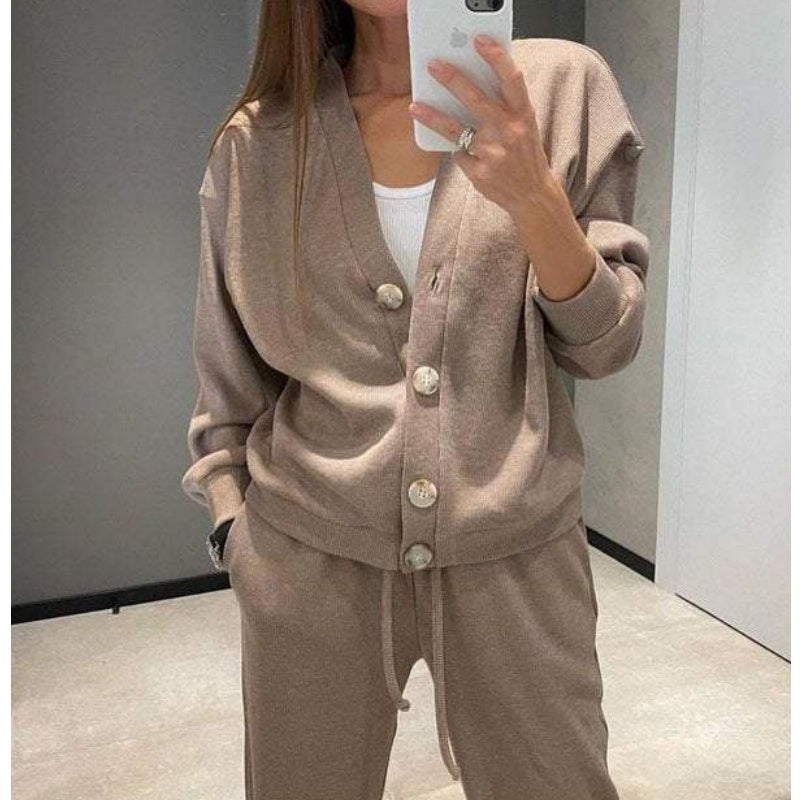 Drune | Zweiteilig: Strickjacke mit Knopfleiste und passender Hose