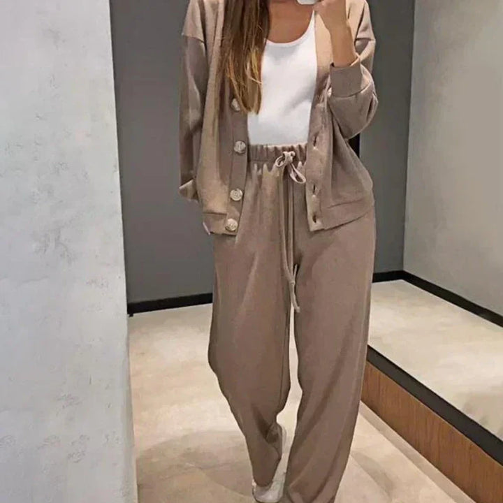 Drune | Zweiteilig: Strickjacke mit Knopfleiste und passender Hose