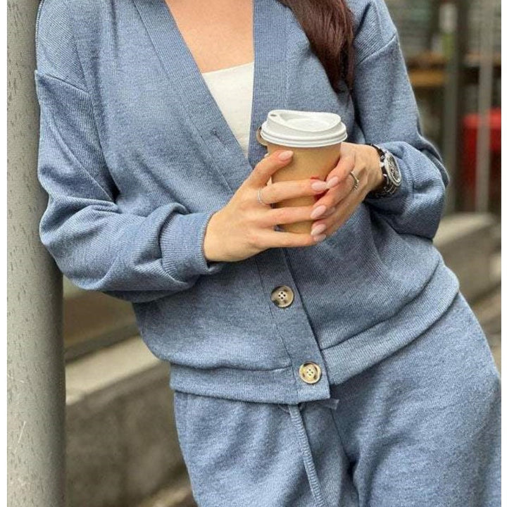 Drune | Zweiteilig: Strickjacke mit Knopfleiste und passender Hose