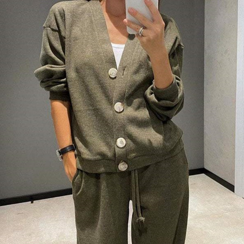 Drune | Zweiteilig: Strickjacke mit Knopfleiste und passender Hose