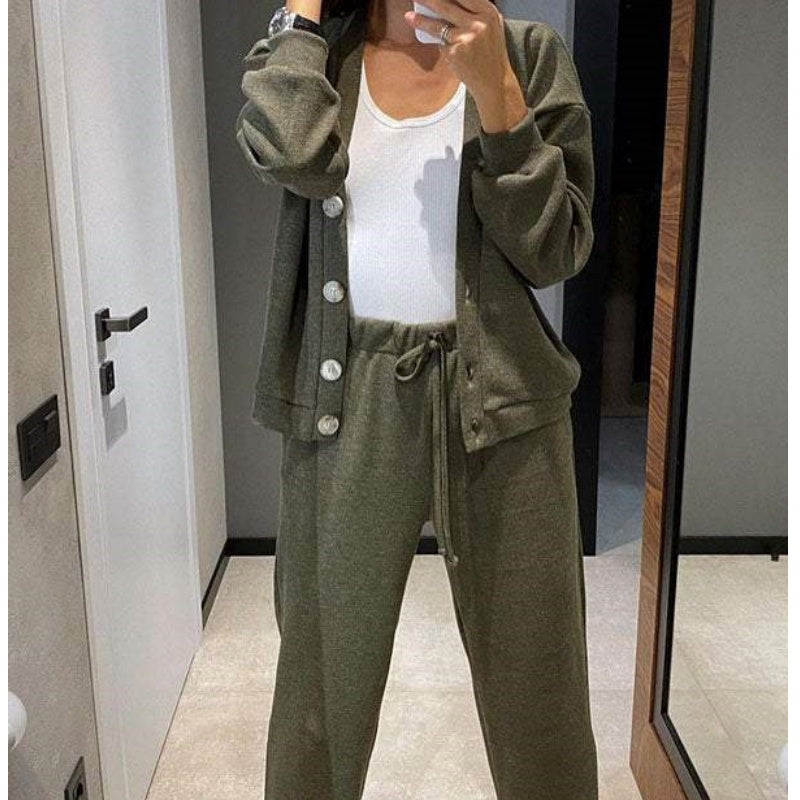 Drune | Zweiteilig: Strickjacke mit Knopfleiste und passender Hose