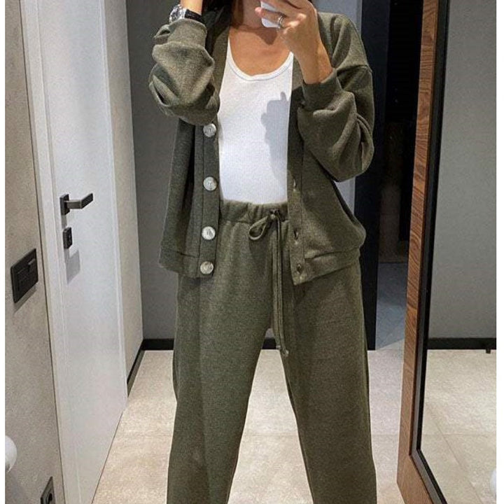Drune | Zweiteilig: Strickjacke mit Knopfleiste und passender Hose