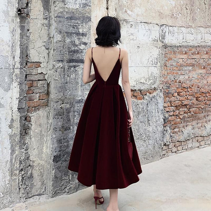 Midikleid mit schmalen Trägern
