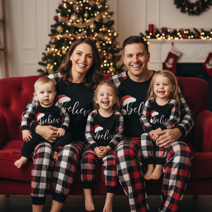 Drune | Weihnachtsmütze und 'Believe' Buchstabenprint gemusterte Karo-Ärmel Kontrastoberteile und rote & schwarze & weiße Karohosen Familien-Pyjama-Set mit Hundebandana