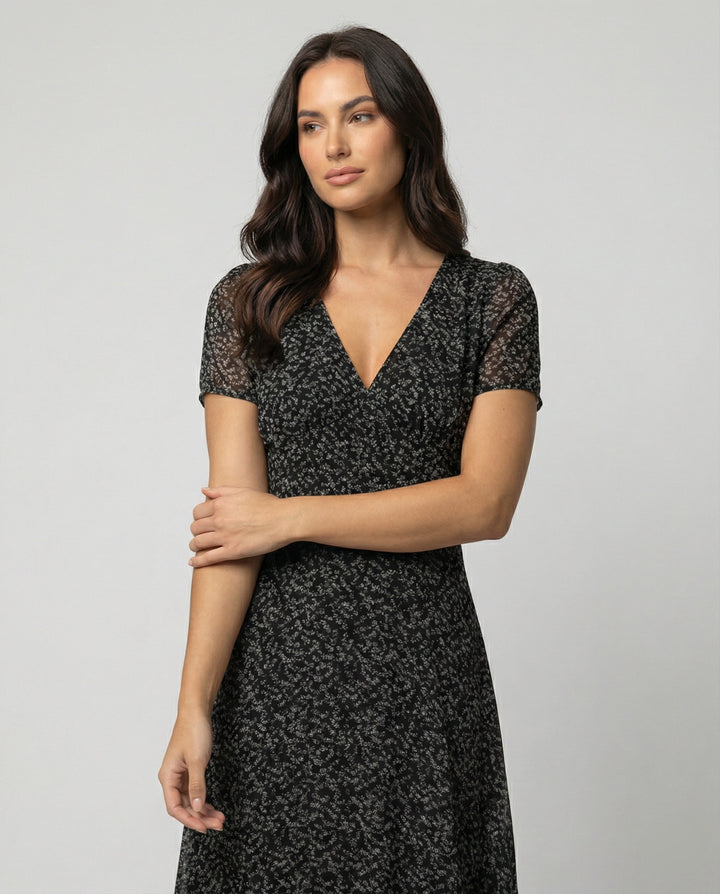 Drune - Elegantes Kleid mit V-Ausschnitt Schwingender Saum