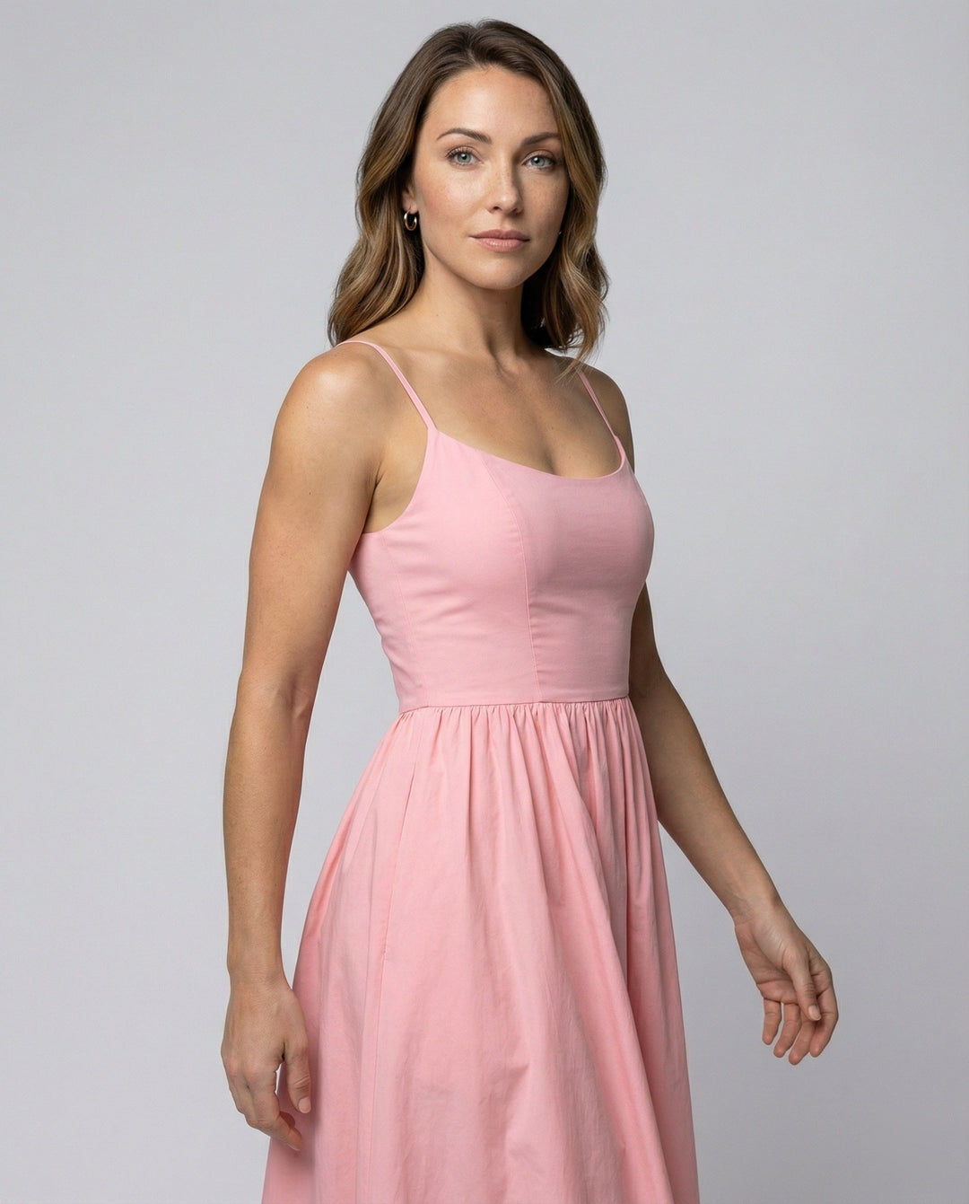 Drune | Einfarbiges Kleid mit U-Ausschnitt und Strapsen