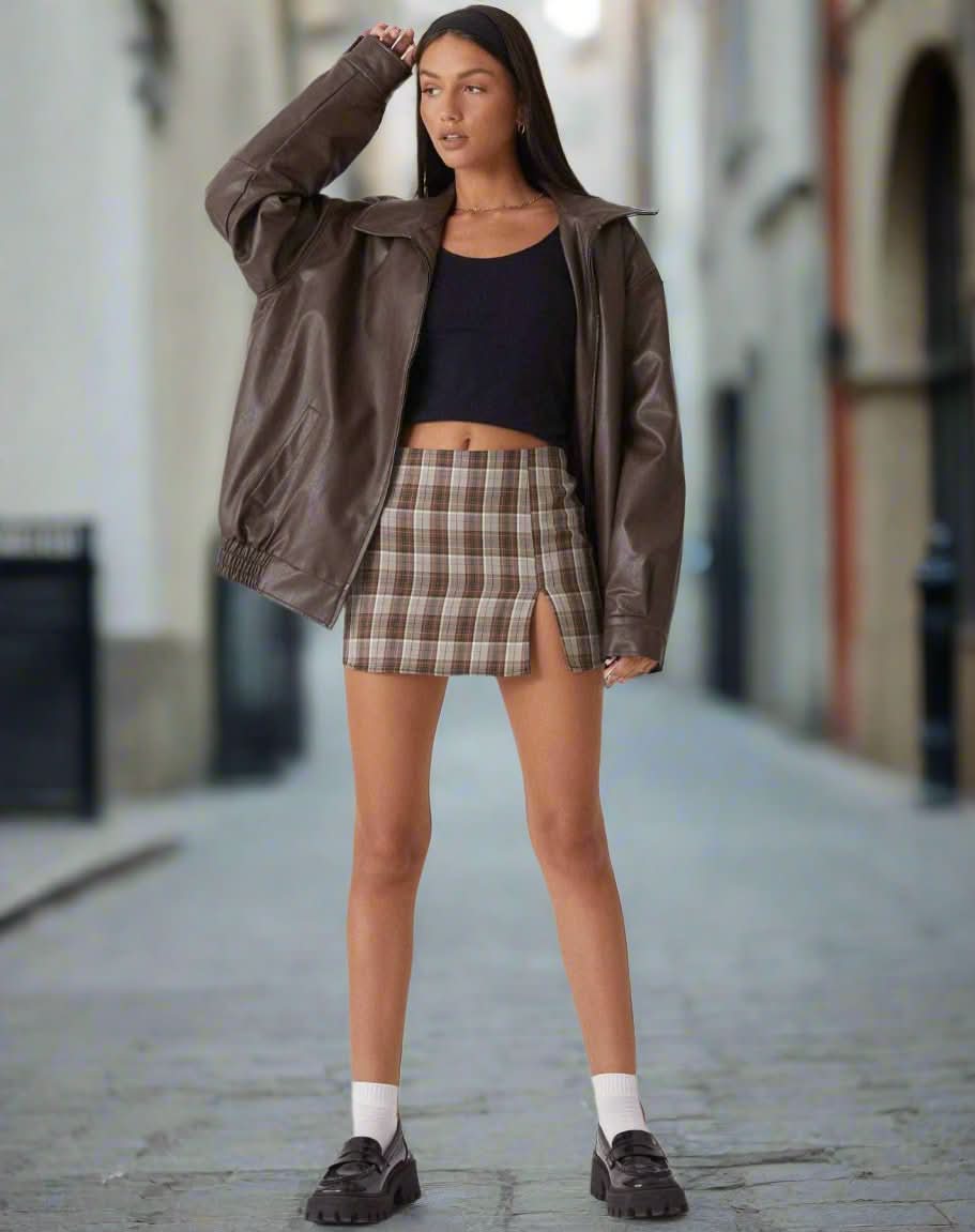 Drune | braun leder oversize mit schwarzem schlichtem top und kariertem minirock für frauen