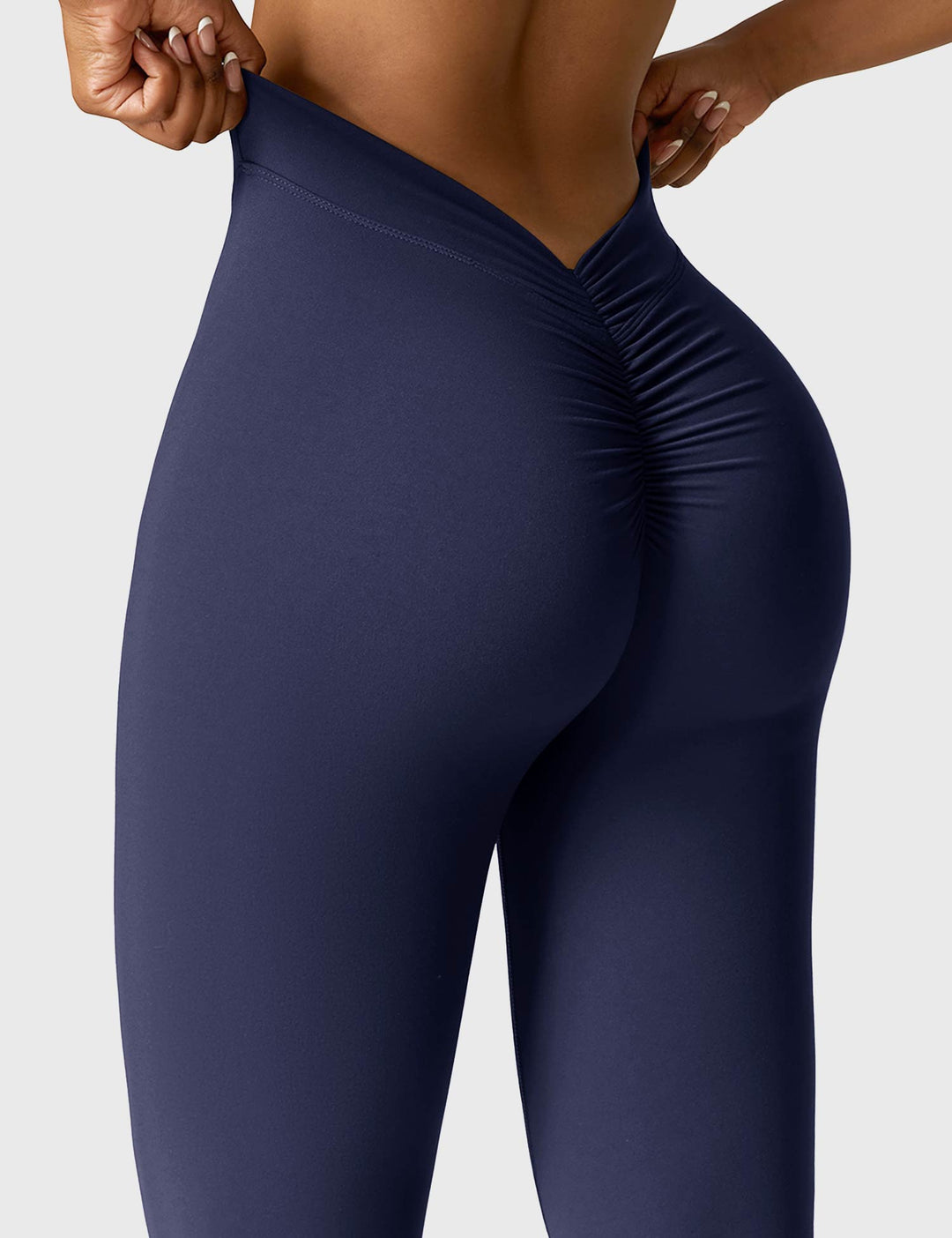 Drune | Ausgestellte Leggings mit V-Ausschnitt