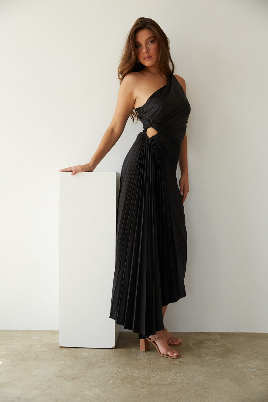 Drune | One Shoulder Plissee Midi Kleid
