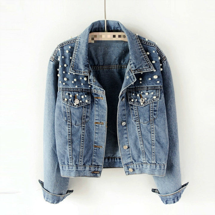 Denimblaue Jacke mit stilvoller Perlenverzierung auf weißem Hintergrund