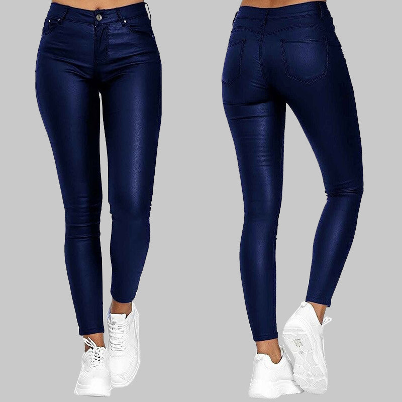 Vorder- und Rückseite einer Frau in blauen Röhrenjeans aus Leder